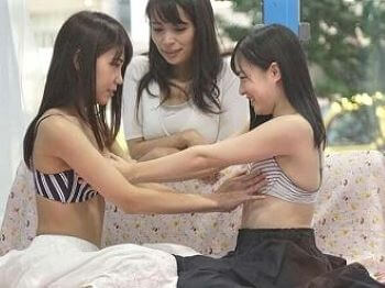 仲良し女子大生の2人組が貧乳おっぱい触り合いからの貝合わせで初めてのレズエッチ！【宮沢ゆかり】